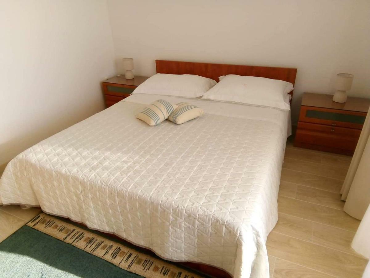 Apartments And Rooms Niksa 포드고라 외부 사진